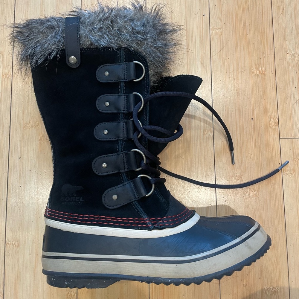 Sorel Winter Snow Boots. Sz 7 US women. Black with brown fur. Joan of Arctic